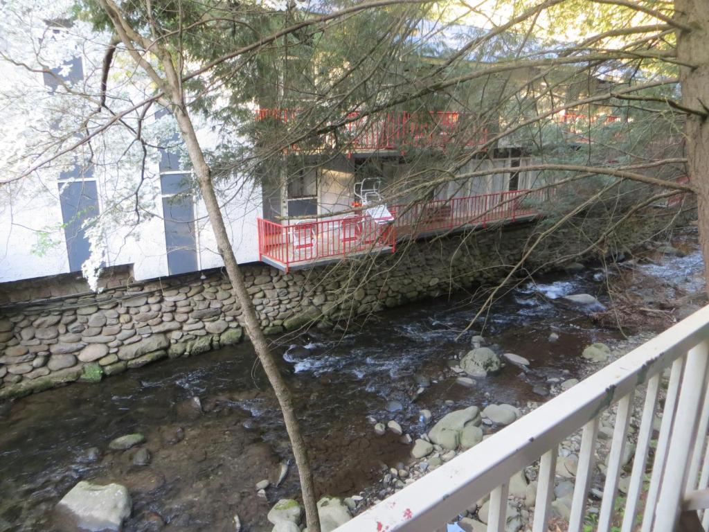 Terrace Inn On The Water Гетлинбург Екстериор снимка